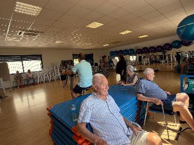 Casi medio centenar de mayores con Alzheimer y otras demencias residentes en pedan�as han recibido atenci�n especializada a trav�s del proyecto ''Acercando Distancias''