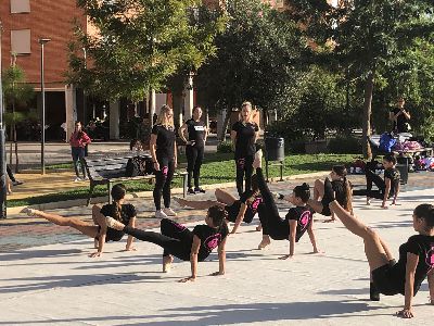 Exibicin de gimnasia artstica en el parque de San Jos