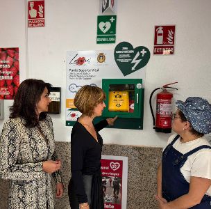 El Ayuntamiento de Lorca mantiene su compromiso con la seguridad e instala un desfibrilador en la plaza de abastos de la Alameda de Cervantes 