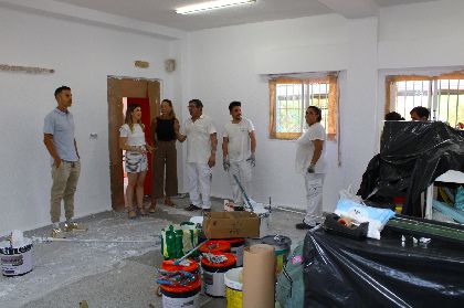  Alumnos del Programa Experiencial Omega de Empleo pintan las aulas del Colegio Juan Gonzlez