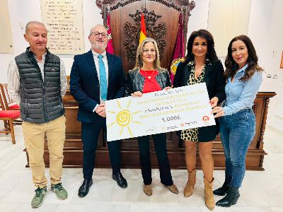 El Ayuntamiento de Lorca y la Unin de Comerciantes entregan un cheque solidario para apoyar a los comercios valencianos afectados por la DANA