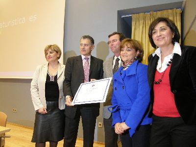 MONTIEL RECOGE EL PREMIO A LA MEJOR OFICINA DE TURISMO DE LA REGIN