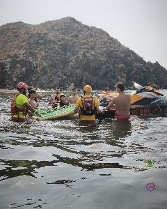 Socorristas adscritos al plan COPLA rescatan a dos ba�istas con dificultades para salir del agua tras finalizar el servicio de vigilancia