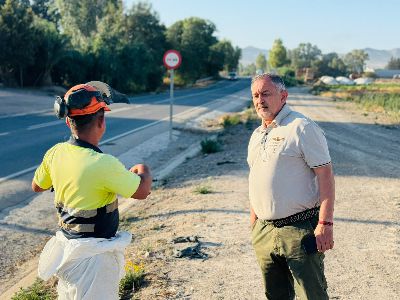 El Ayuntamiento intensifica el plan de desbroce con brigadas manuales para actuar en carriles bici, aceras y n�cleos rurales antes de finalizar julio