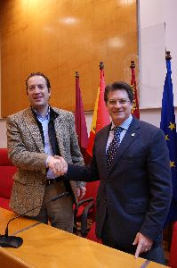 El Alcalde de Lorca recibe una ayuda solidaria de 5.000 ? por parte del Partido Popular del municipio