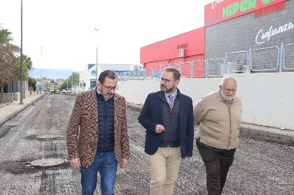 Se inician los trabajos de reasfaltado de la calle que conecta Carretera de Granada con Camino Viejo del Puerto