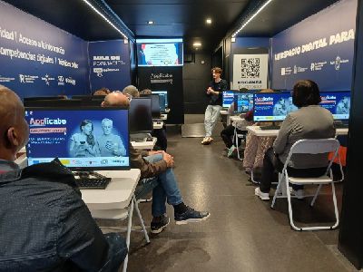 Lorca vuelve a recibir el aula m�vil de ''Appl�cate: Sube, conecta y aprende'' con formaci�n digital gratuita del 16 al 20 de marzo