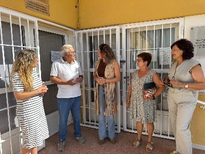 El Ayuntamiento de Lorca mejora la imagen del local social de La Torrecilla con trabajos de pintura en su fachada y elementos exteriores
