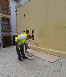 Los alumnos del taller de Pintura Decorativa mejoran calles y plazas del casco histrico de Lorca