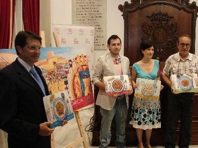 La Concejala de Festejos repartir 7.000 manteles y 3.000 carteles de la Feria de Lorca