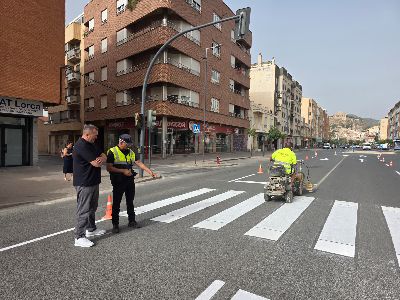 El Ayuntamiento de Lorca refuerza la seguridad vial con un plan intensivo de repintado de la se�alizaci�n horizontal en todo el casco urbano y pedan�as