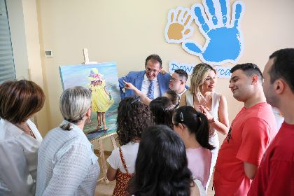 Down Lorca impulsa un nuevo proyecto solidario con la donaci�n de una obra de Elvira L�pez