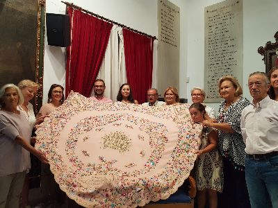 Coros y Danzas de Lorca homenajea a la patrona de la ciudad con un manto bordado a mano con motivo del 75 aniversario de su Coronacin Cannica