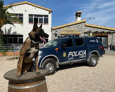 La Unidad Canina de la Polica Local muestra su trabajo a los nios de la Escuela de Verano de Los lamos