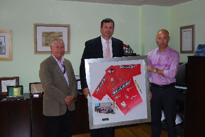 El Director General de Deportes recibe al equipo Cemelorca-Trek-Lorca Taller del Tiempo
