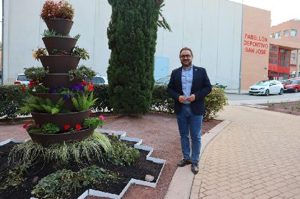 El Ayuntamiento mejora la jardinera del parque de San Jos con la reposicin de plantas y la extensin de terrizo 