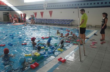 Un centenar de jvenes lorquinos participan en el popular Festival Escolar de Natacin