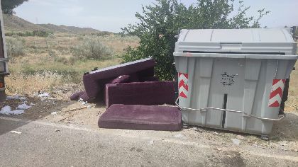 Identificadas dos personas por depositar mobiliario junto a un contenedor incumpliendo la Ley de residuos 