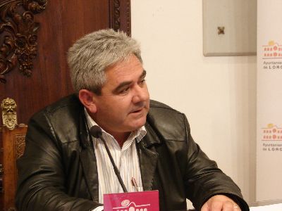Un exposicin muestra a los ciudadanos la utilidad en los pases de destino de su aportacin al ?Proyecto Libro?
