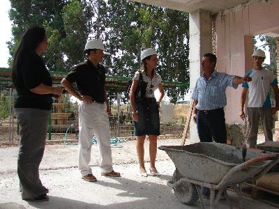 El Ayuntamiento y las entidades vecinales de Purias disean el nuevo local social que se construye en la pedana, y que conlleva una inversin directa cercana a los 173.000 ?