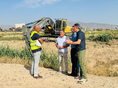 El Ayuntamiento de Lorca concluye la limpieza del canal de la Rambla de Biznaga, con la retirada de cerca de 400 toneladas de restos de vegetaci�n, maleza y sedimentos