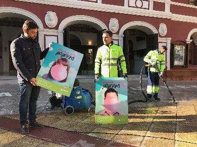 El Ayuntamiento adquiere una nueva mquina que permite eliminar los chicles pegados al suelo y pone en marcha la iniciativa ''Volando a la papelera''
