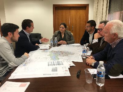 El Ayuntamiento entrega a la asociacin de constructores lorquinos una cartografa referenciada de inmuebles ubicados en el casco histrico para estimular la actividad en esta zona