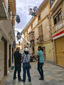 El Ayuntamiento acomete los trabajos de emergencia para sanear la fachada del edificio ubicado en la calle Almirante Aguilar que la semana pasada sufri desprendimientos