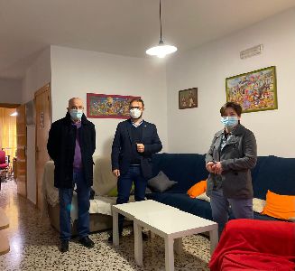 El alcalde visita el hogar funcional de Servicios Sociales donde se garantiza a los menores un ambiente familiar 