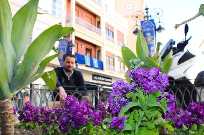 La Semana Santa llega a los jardines con alel�es azules y lirios de agua blancos para llenar de fragancia y color la ciudad