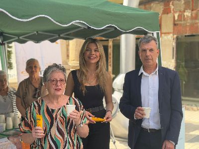 El Ayuntamiento reparte cremas fotoprotectoras y agua fra para concienciar a los lorquinos sobre los golpes de calor y las quemaduras solares