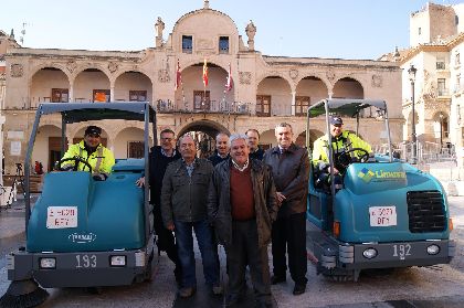 El Ayuntamiento mejora el servicio de limpieza con dos nuevas fregadoras especialmente diseadas para calles estrechas que consumen un 95% menos de agua y detergente