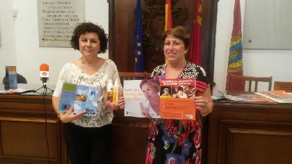 El Ayuntamiento de Lorca reparte 200 muestras de crema de proteccin solar y 300 botellines de agua para evitar enfermedades de la piel y golpes de calor