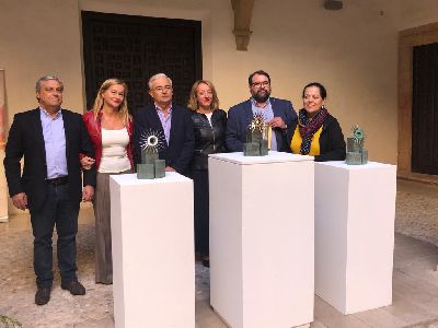 La artista lorquina, Lola Arcas, esculpe los trofeos de los ganadores del XXIX Festival Internacional de Cante Flamenco ''Ciudad del Sol'' que se celebrar los das 7, 8 y 9 de noviembre