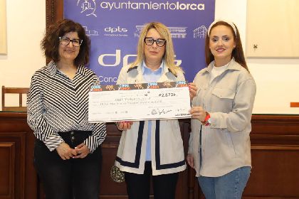 La Asociacin Lorquina de Enfermos de Parkinson (ASLEP) recibe 2.872 euros recaudados en la CorreXLorca
