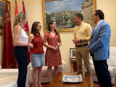 Fulgencio Gil recibe en el ayuntamiento a la primera directora de orquesta lorquina Irene Martnez Canga 
