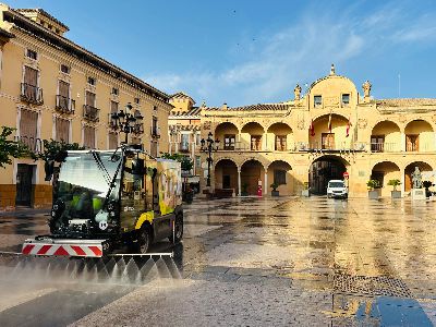 Los servicios de limpieza con agua y atenci�n r�pida ganan protagonismo en Lorca este verano