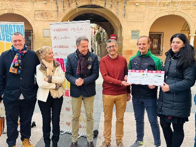 El club #retoyos�puedo recibe los 7.700 euros recaudados en la San Silvestre ''Ciudad de Lorca'' para APAT Lorca
