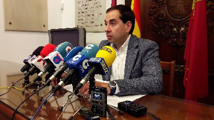 La poblacin lorquina creci en 929 personas durante 2016 hasta  alcanzar los 93.513 habitantes, el 51,4 % hombres y el 48,6 mujeres