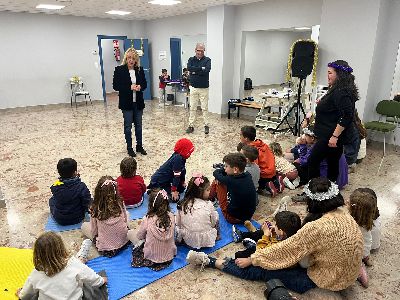 Un total de 60 nios y nias participan, durante estas semanas, en una nueva edicin de las 'Aulas Creativas Navideas' 