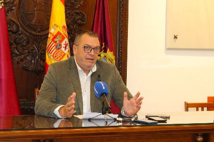 Mitin del PSOE en el cuartel de la Guardia Civil de Lorca, ''marrullera en estado puro: unos pulsan botones en el Pleno y otros esconden sus visitas''