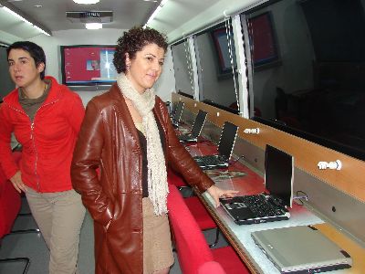 El Ayuntamiento de Lorca inicia cinco cursos de informtica para mujeres en un aula mvil de la Comunidad Autnoma