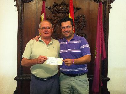 La Asociacin de Vecinos de Ramonete entrega una donacin de 400 euros para la Mesa Solidaria
