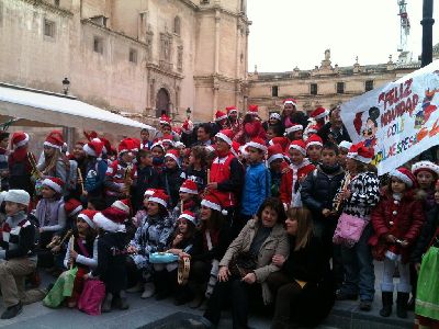 Alumnos del colegio Villaespesa felicitan la Navidad con villancicos en la Plaza de Espaa