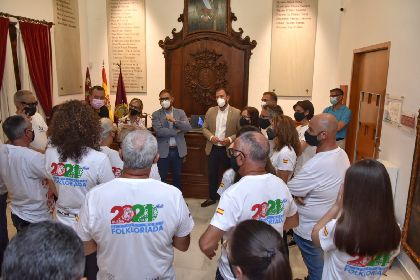 Miembros de la Corporacin Municipal reciben al Grupo Coros y Danzas de Lorca tras participar en la Folkloriada en Rusia  
