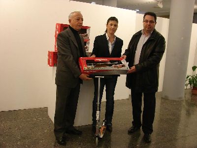 El Ayuntamiento de Lorca y la Asociacin de Feriantes entregan a Cruz Roja 60 patinetes para los nios y nias ms necesitados del trmino municipal