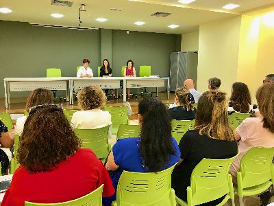 El Ayuntamiento y la Obra Social ''La Caixa'' ponen en marcha la Mesa Plenaria de Infancia y Adolescencia para ofrecer a los menores mejores oportunidades de futuro