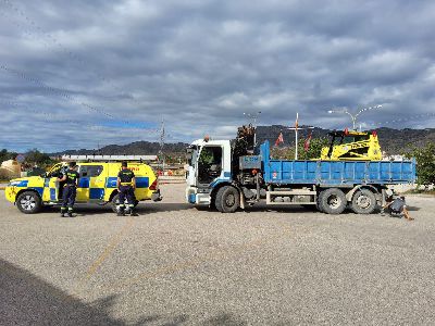 El Ayuntamiento de Lorca enva a guilas equipo material y personal para ayudar en las labores de limpieza tras el reciente episodio de lluvias