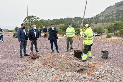 El alcalde participa en la jornada de plantacin de cerca de medio centenar de rboles en el Parque de La Salud 