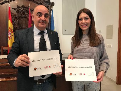 El Ayuntamiento e Iniciativas El Gigante organizan un ciclo de paseos para que los mayores lorquinos se familiaricen con el uso del telfono mvil, tablets y sus aplicaciones